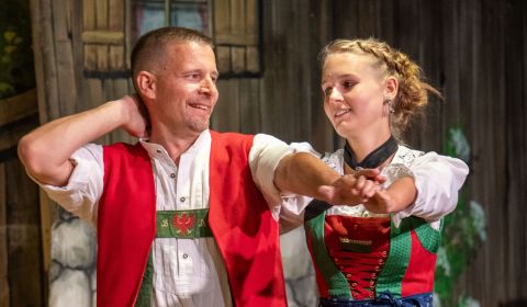 Tanzpaar in Tiroler Tracht beim Figurentanz – Tiroler Abend der Familie Gundolf
